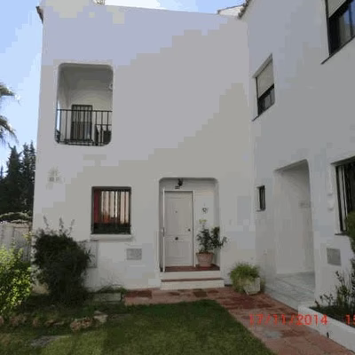 Vivienda Unifamiliar en Calle HInojo,91 puerta 68 Tipo C sita en la Urbanización Andalucia Los Pinos en Estepona-Malaga